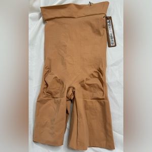 SKIMS Everyday Sculpt Shorts, Ochre, Size small, NWT